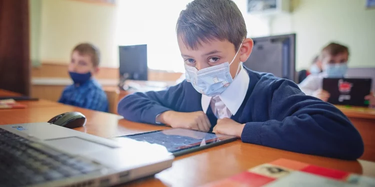 Gripa și virozele bat în retragere, COVID-19 se extinde. Care este situația epidemiologică în școli și grădinițe | VIDEO