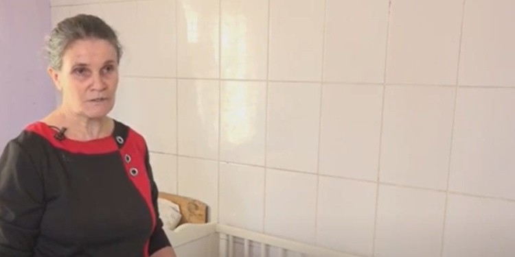 Îngrijește de una singură de fiul ei bolnav de 20 de ani, având pe umeri creditele copiilor mai mari și un soț violent care o bate. Povestea sfâșietoare de viață a Zinaidei Enache din raionul Ungheni | VIDEO