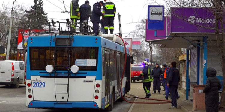 Un troleibuz cu pasageri a luat foc din mers, la Bălți. Focul a izbucnit din cauza unui scurtcircuit | VIDEO