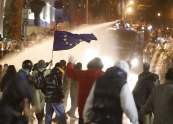 Proteste violente, în Georgia: Oamenii cer anularea legii „agenților străini”. Declarațiile președintelui țării și reacția SUA | VIDEO