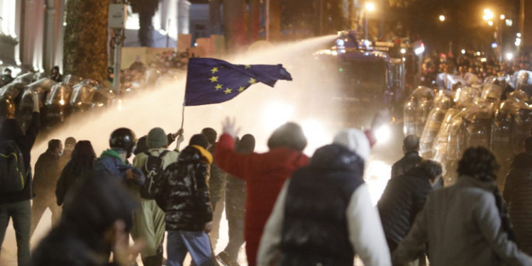 Proteste violente, în Georgia: Oamenii cer anularea legii „agenților străini”. Declarațiile președintelui țării și reacția SUA | VIDEO