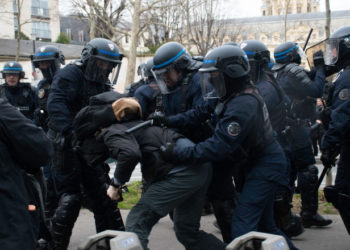 În ciuda protestelor violente, guvernul francez a forțat adoptarea creșterii vârstei de pensionare fără să o mai treacă prin parlament