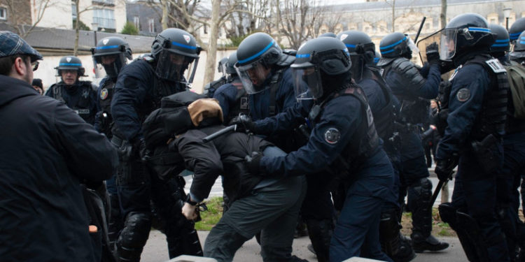 În ciuda protestelor violente, guvernul francez a forțat adoptarea creșterii vârstei de pensionare fără să o mai treacă prin parlament