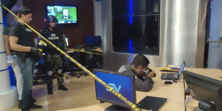 Explozie într-o redacție de știri din Ecuador, după ce un jurnalist a primit un plic prin poștă