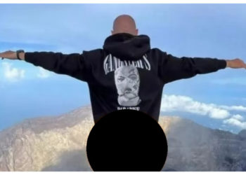 Un turist rus va fi deportat din Indonezia după ce s-a dezbrăcat pe vârful unui munte sacru din Bali