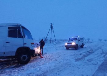 Ninsorile abundente și vânturile puternice au blocat mai multe mașini în omăt la nordul țării. Cum au ajutat polițiștii de frontieră conducătorii auto blocați în omăt | VIDEO