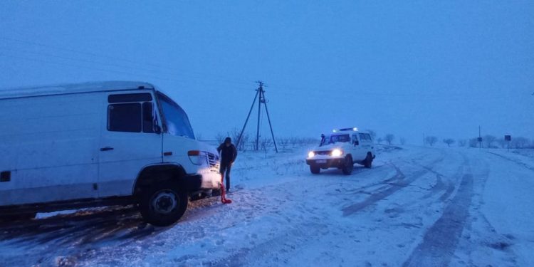Ninsorile abundente și vânturile puternice au blocat mai multe mașini în omăt la nordul țării. Cum au ajutat polițiștii de frontieră conducătorii auto blocați în omăt | VIDEO