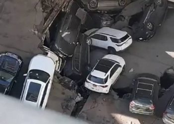 «Машины падают в яму»: в Нью-Йорке обрушилась многоуровневая парковка, есть жертвы