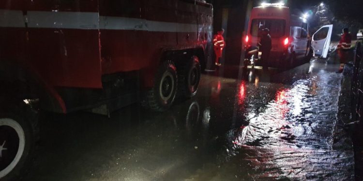 В Молдове несколько районов пострадали из-за ливней. В Тараклии машина скорой помощи застряла в грязи