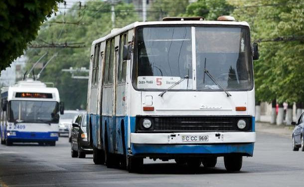На Радоницу будет ограничен доступ частного транспорта на кладбища, а общественный — будет работать в особом режиме | VIDEO