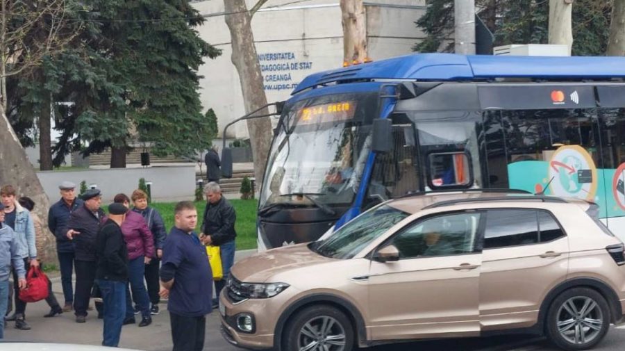 Неспокойная поездка: ДТП с участием троллейбуса произошло в столице