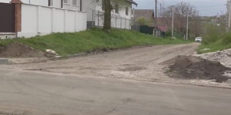 «Это для показухи. Дорогу делают, но кусочками». Жители сел, где ведутся ремонтные работы перед саммитом Европейского политического сообщества недовольны тем, как это делается | VIDEO
