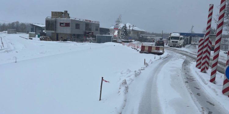 Снегопад в Румынии затруднил движение на границе. Предупреждение Таможенной службы