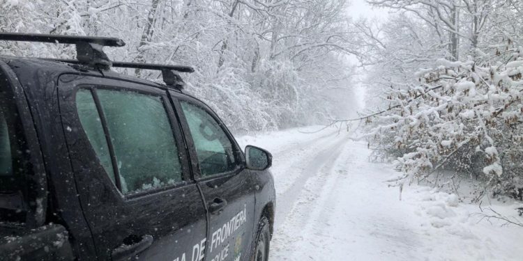 Движение транспорта на севере страны осуществляется в зимних условиях