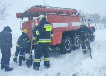 В Рышканском районе школьный автобус застрял на заснеженной дороге