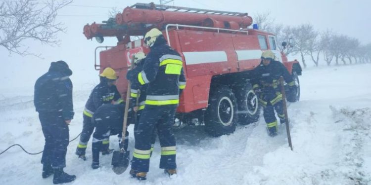 В Рышканском районе школьный автобус застрял на заснеженной дороге