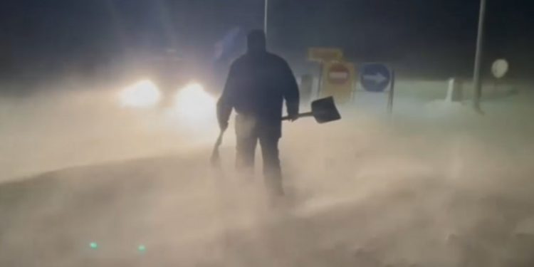 Непогода в Румынии: Заблокированные трассы, сотни людей застрявших в автомобилях и красный код метеоопасности | VIDEO