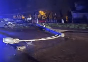 В столице водитель легковушки снес опору ЛЭП