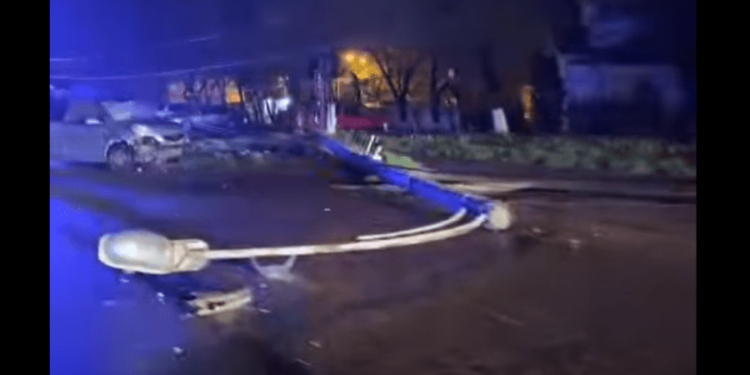 В столице водитель легковушки снес опору ЛЭП