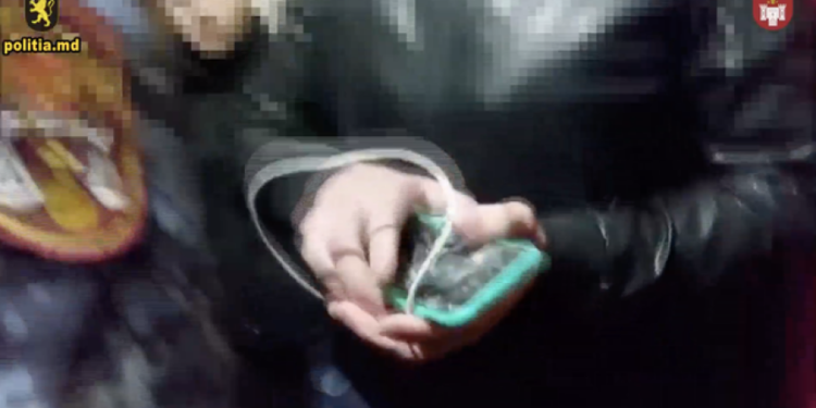 Преступная группировка, которой руководил заключенный, обманным путем получила почти полмиллиона леев | VIDEO