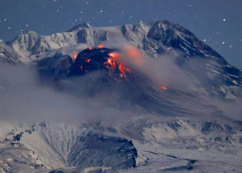 Из-за извержения вулкана на Камчатке ввели красный код авиаопасности
