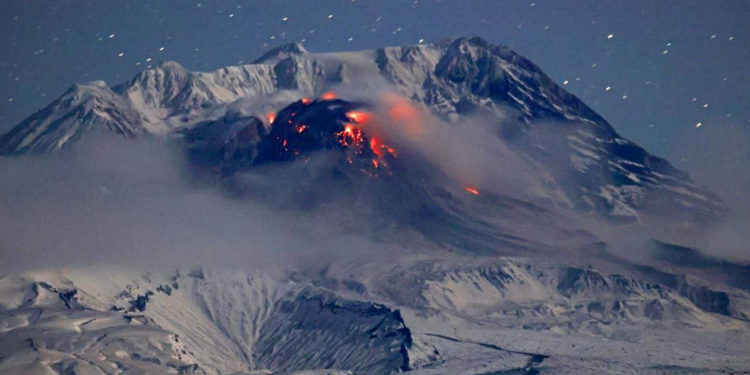 Из-за извержения вулкана на Камчатке ввели красный код авиаопасности