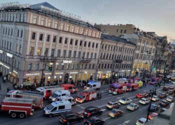 В центре Санкт-Петербурга загорелось здание c отелем и кинотеатром