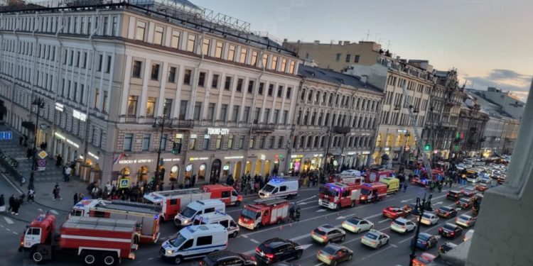 В центре Санкт-Петербурга загорелось здание c отелем и кинотеатром
