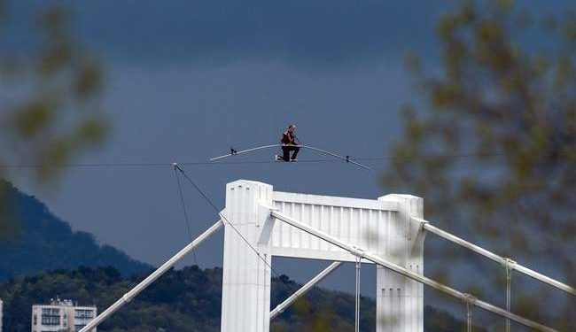 Premieră mondială în Ungaria. Un acrobat a traversat Dunărea pe sârmă, la o înălțime de 30 de metri