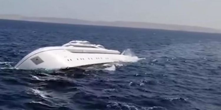 В Египте затонул катер с 26 туристами