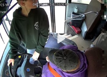 В США мальчик предотвратил аварию автобуса, когда водитель потерял сознание