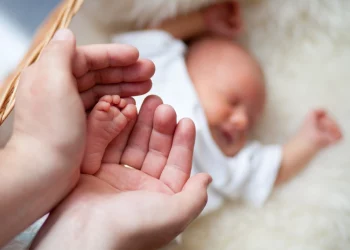 В Атаках роженица не успела доехать до больницы. Врачи помогли ей родить дома