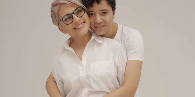 „Ne dorim drepturi egale”. Primul cuplu LGBT din Moldova căruia i-a fost refuzată cererea de căsătorie atacă statul în judecată | VIDEO