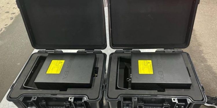 Echipamente laser de zeci de mii de euro nedeclarate, depistate în mașina unui moldovean ce revenea din România | VIDEO