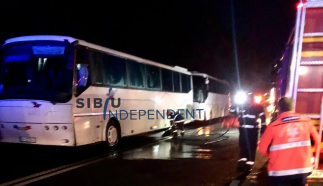 Accident între două autocare în care se aflau 84 de copii, în județul Sibiu. 33 de minori şi un adult au fost transportați la spital | FOTO