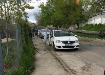 Ghinion matinal! Un pilon de electricitate a căzut peste o mașină parcată pe marginea drumului