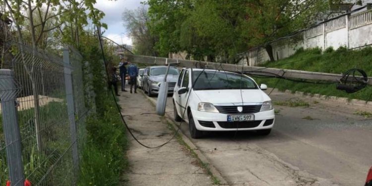 Ghinion matinal! Un pilon de electricitate a căzut peste o mașină parcată pe marginea drumului