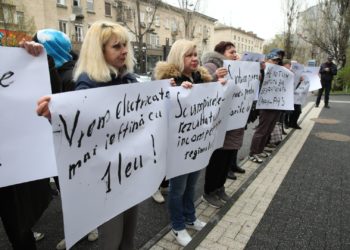 „Au cerut micșorarea tarifelor și demisia conducerii”. Cum s-a desfășurat protestul matinal organizat în fața sediului ANRE de membrii și simpatizanții partidului „ȘOR” | VIDEO