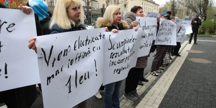 „Au cerut micșorarea tarifelor și demisia conducerii”. Cum s-a desfășurat protestul matinal organizat în fața sediului ANRE de membrii și simpatizanții partidului „ȘOR” | VIDEO