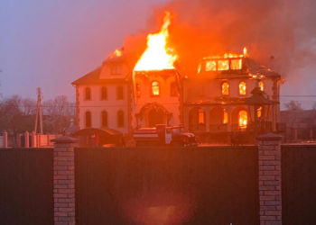 Un individ a dat foc unei biserici din regiunea Cernăuți. Suspectul a fost reținut | VIDEO