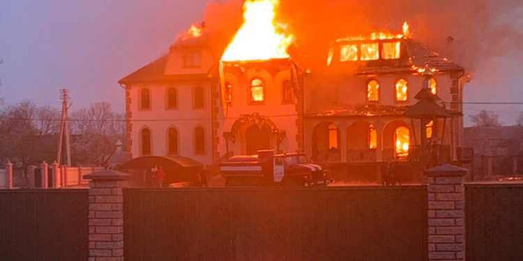 Un individ a dat foc unei biserici din regiunea Cernăuți. Suspectul a fost reținut | VIDEO