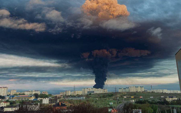 В Севастополе загорелась нефтебаза. Власти считают, что пожар начался из-за атаки беспилотника