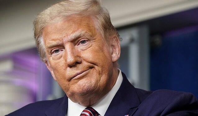 Трамп отправился в Нью-Йорк, где ему предъявят более 30 обвинений