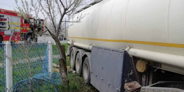 „Șoferul a rămas blocat între fiarele vehiculului”. Detalii de la accidentul din România, cu implicarea unei autocisterne înmatriculate în R. Moldova | VIDEO