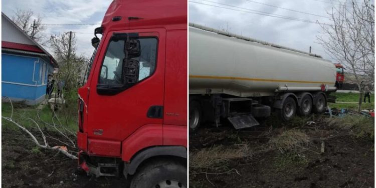 O autocisternă din Republica Moldova a ajuns în curtea unei case, la Vaslui: Șoferul, transportat la spital