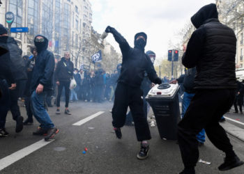 Franța, paralizată de proteste cu cocktailuri Molotov și gaze lacrimogene: Oamenii se opun majorării vârstei de pensionare și cer demisia președintelui Macron | VIDEO