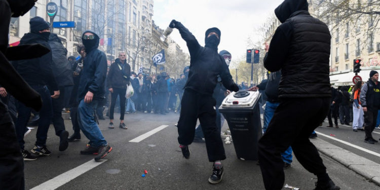 Nou protest violent în Franța. Mai mulți manifestanți au încercat să dea foc restaurantului preferat de elitele politice