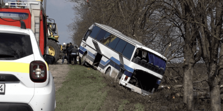 „A explodat”. Mărturiile pasagerilor din autocarul Chișinău-Kiev, răsturnat în apropiere de Drochia | VIDEO