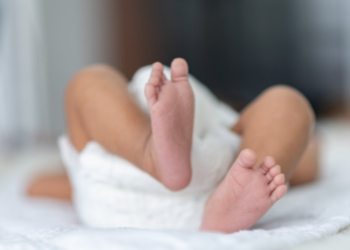 Un bebeluș a murit, după ce a căzut din mașina condusă de tatăl său. Bărbatul a fugit de la fața locului