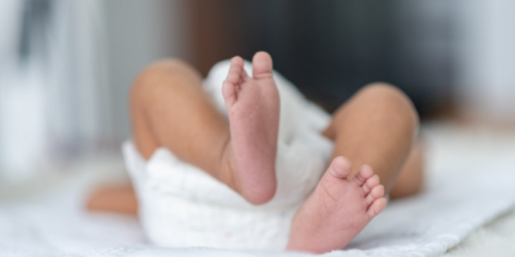 Un bebeluș a murit, după ce a căzut din mașina condusă de tatăl său. Bărbatul a fugit de la fața locului